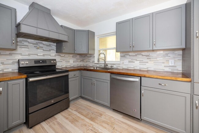 Building Photo - 1505 New Bedford Dr