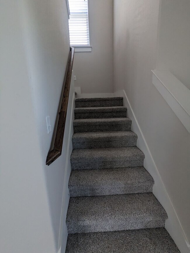 Building Photo - 4/2.5/2 - Beautiful 2 story/ PRIVATE PARKING!! GODLEY ISD