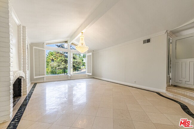 Building Photo - 18022 Lake Encino Dr