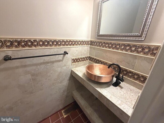 Building Photo - 728 18th St S