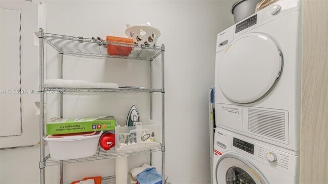 Building Photo - 1000 Brickell Plaza