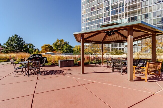 Building Photo - Three Bed / Two bath at the Cherry Creek P...