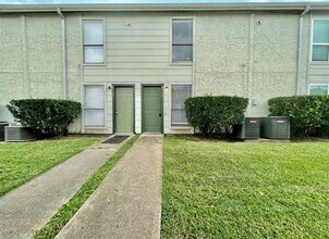 Building Photo - 8719 Village of Fondren