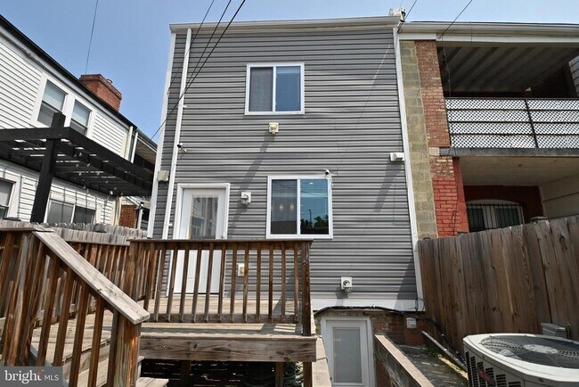 Building Photo - 1103 Morse St NE