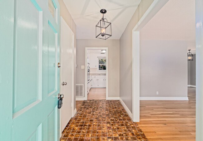 Building Photo - Peaceful Living in West Ashley!