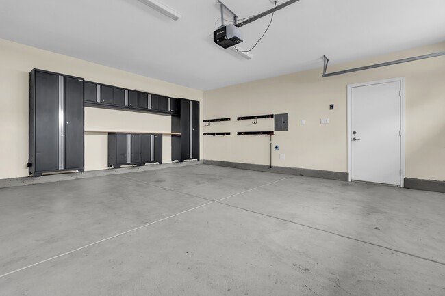 Building Photo - 7695 Freda Ave