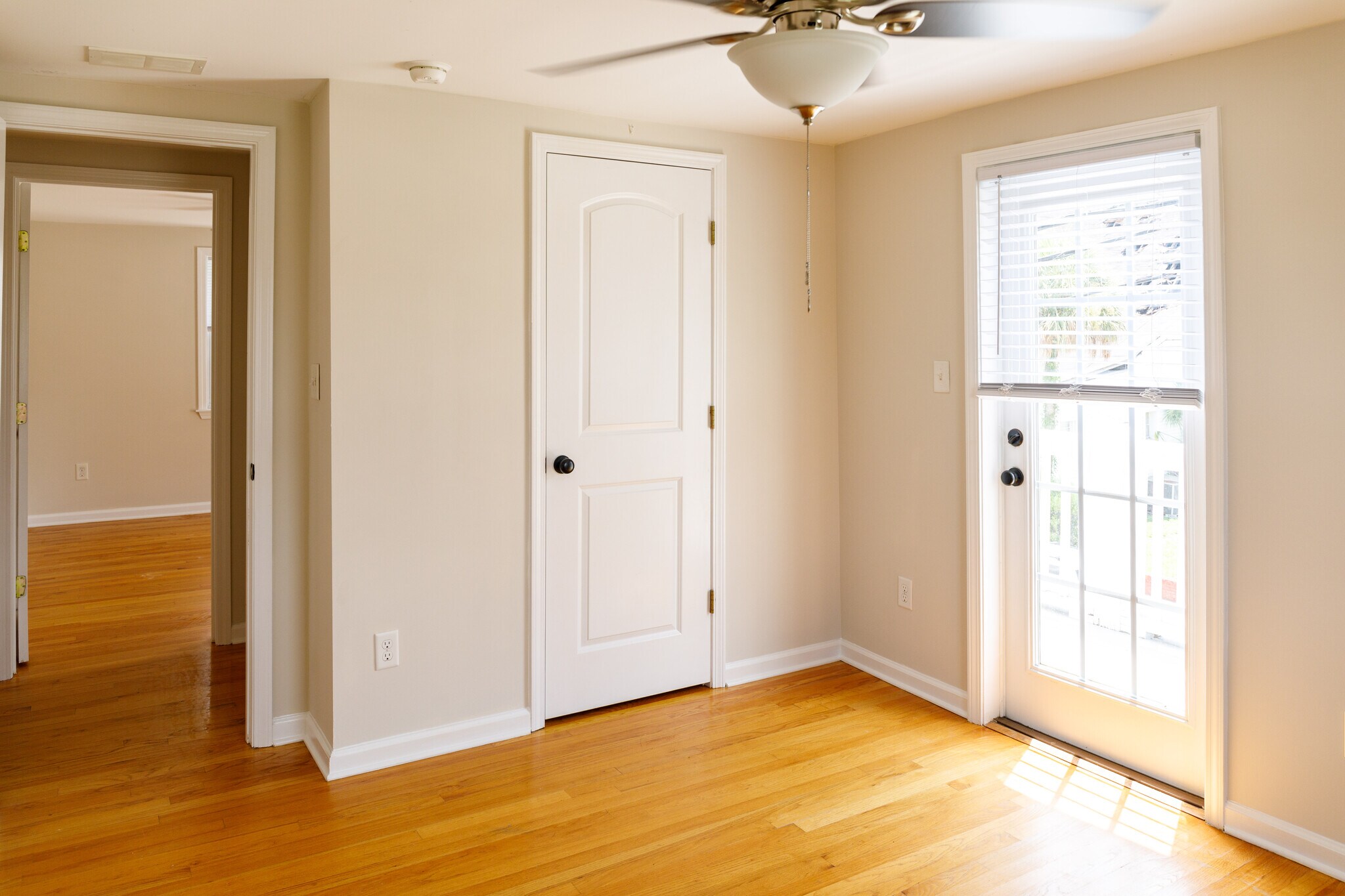 Building Photo - 116 America St