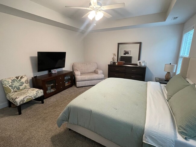 Building Photo - 4 Bedroom Pet Friendly Home For Rent with Club House, Comm. Pool, & Comm Gym Access!