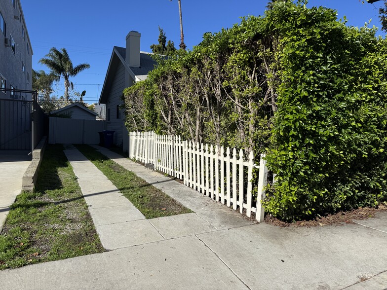 Building Photo - 849 N West Knoll Dr