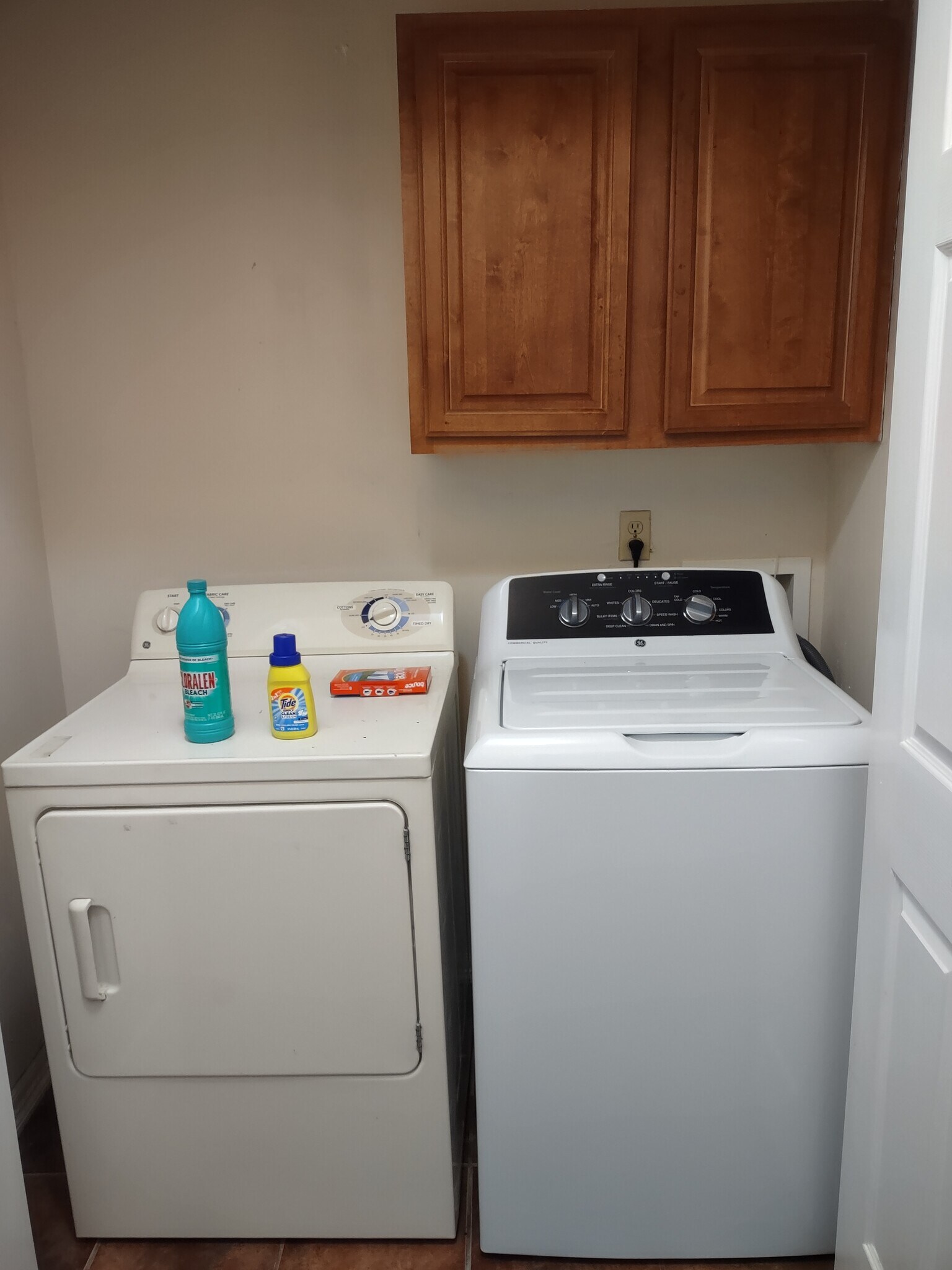 Building Photo - 131 E 5th St