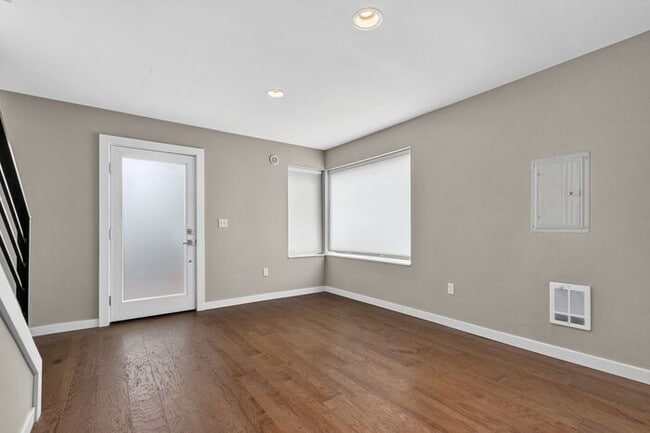 Building Photo - Trendy West Seattle Townhome w/Air Conditioning and Rooftop Deck