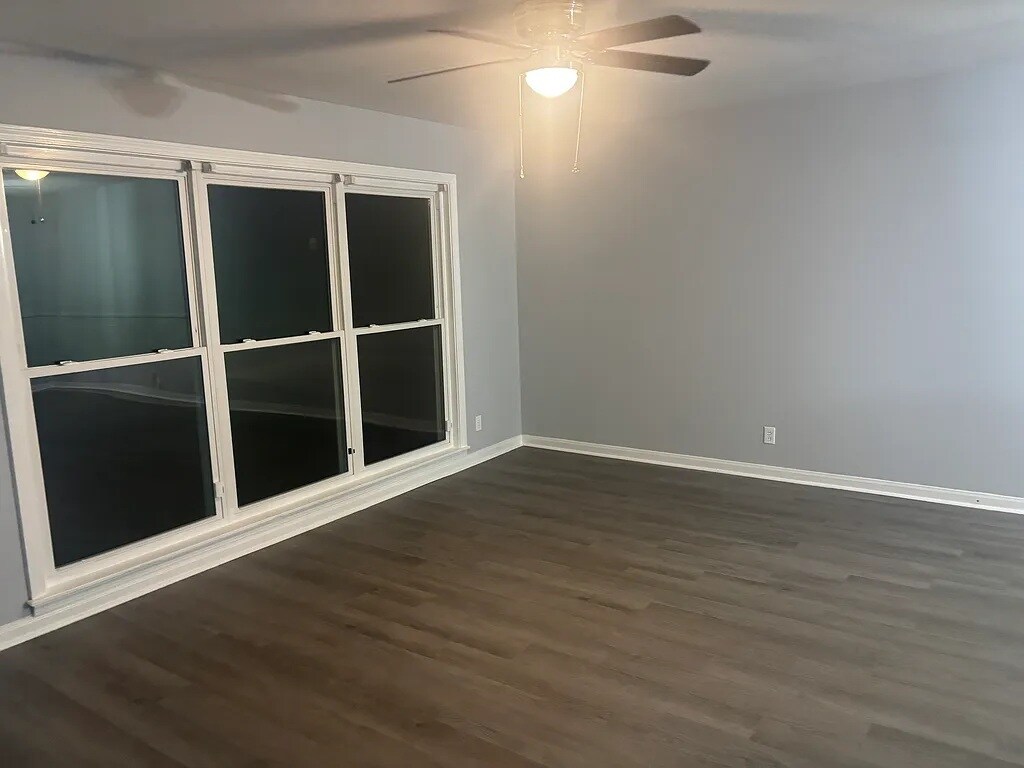 Building Photo - 664 Momote Dr W