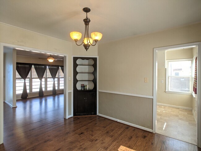 Building Photo - 1428 Axtell St