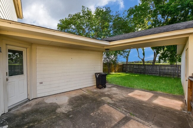 Building Photo - 3935 Carters Lake Dr