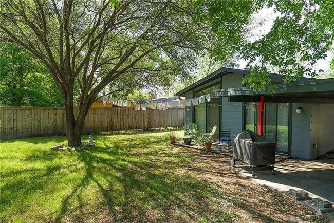 Building Photo - 1502 Corona Dr