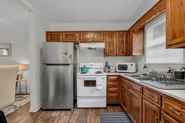 Building Photo - 306-306 Glenwood Cir