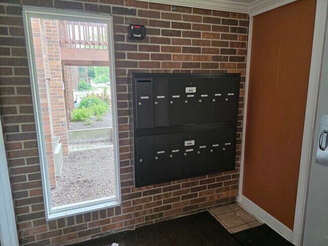 Building Photo - 717 Strom Dr