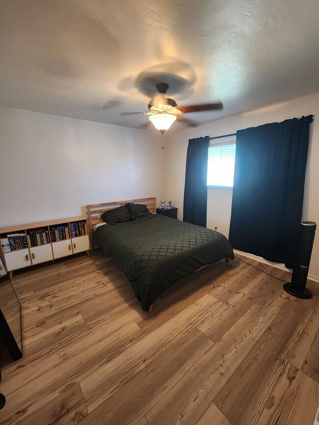 Building Photo - Updated 1Bd/1Ba Condo in Gated Community i...