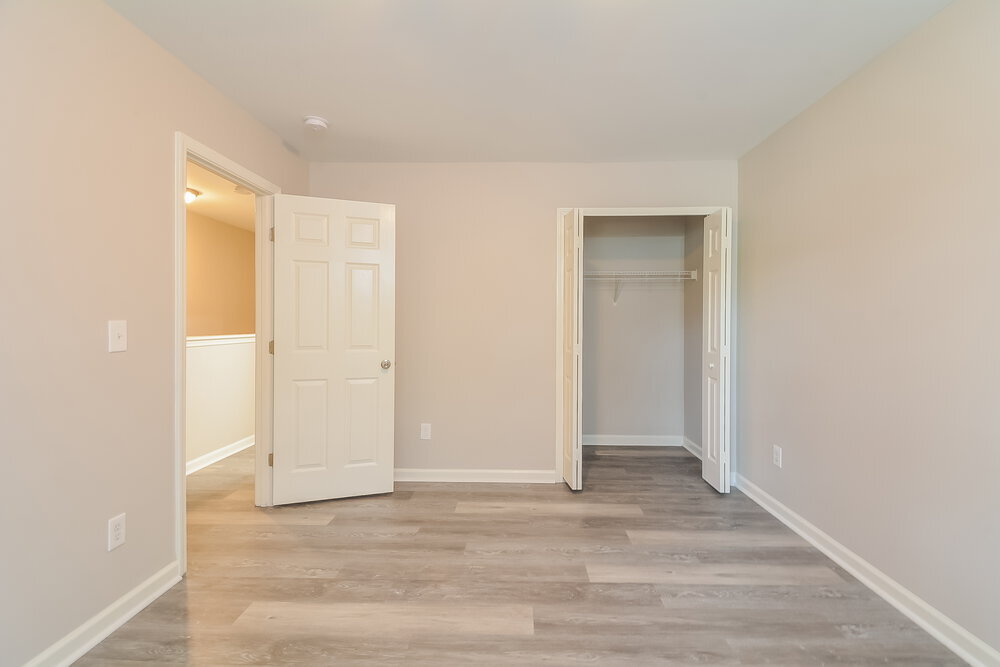 Building Photo - 210 River Hills Dr