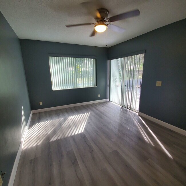 Building Photo - Duplex with 2bedrooms & another room that could be 3rd bedroom or office den space.