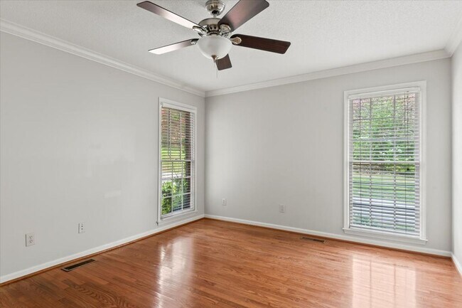 Building Photo - Stunning 3 bed 2.5 bath home in Cove Creek subdivision!