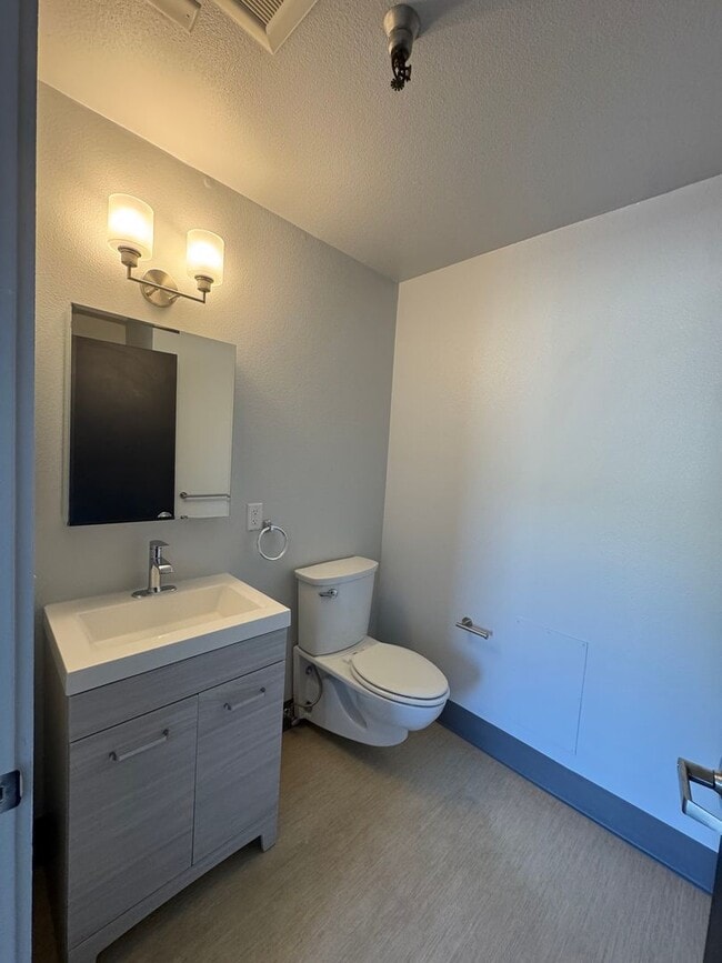 Building Photo - Ideal roommate setup: 2-bedroom, 2-bath unit.  Both bathrooms are ensuite  - ALL UITILITIES INCLU...