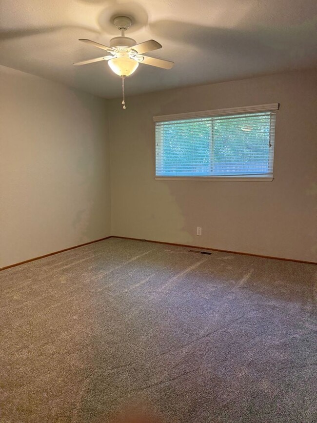 Building Photo - Spacious Waverly Park Home