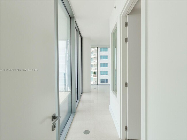 Building Photo - 700 NE 26th Terrace