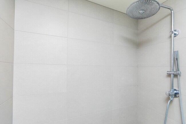 Building Photo - KOULA 2b2b1pkg Ready to Move In!