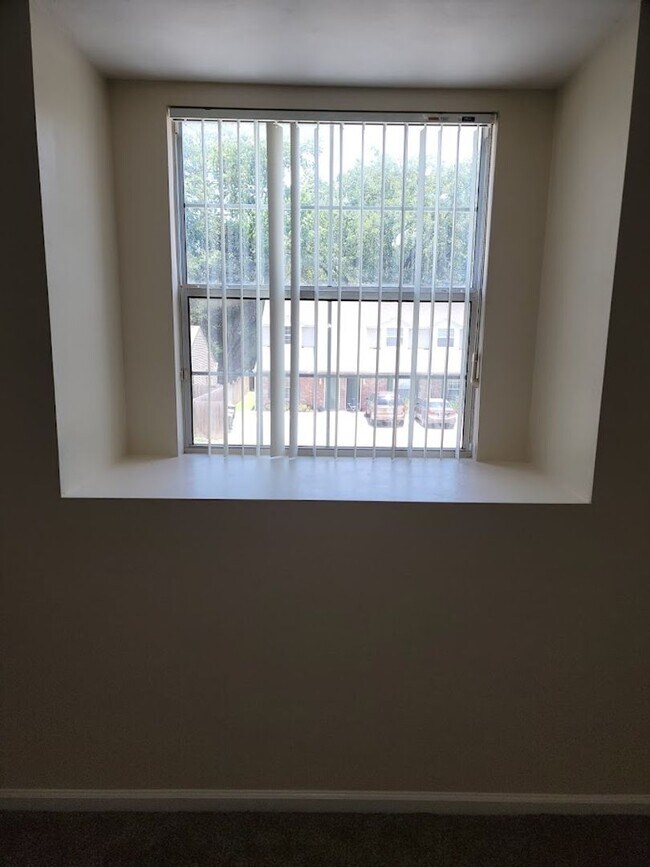 Building Photo - 3 BR/ 2BA Townhome located in