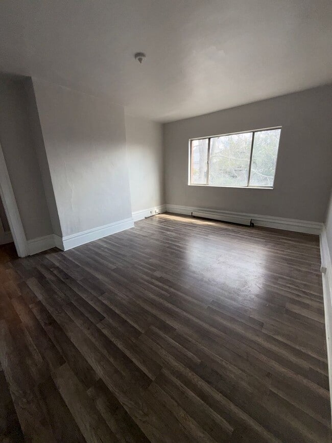 Building Photo - 826 Collins St