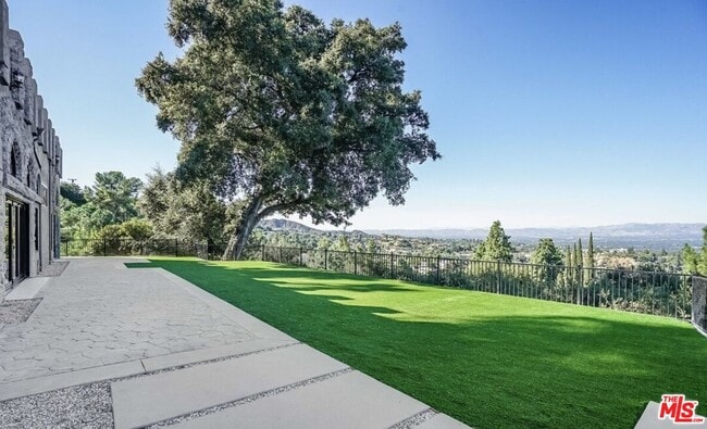 Building Photo - 15851 Mulholland Pl