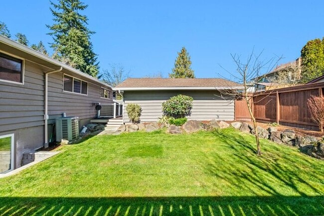 Building Photo - Elegant and Spacious Air-Conditioned Lincoln Park Rambler