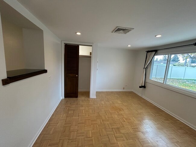 Building Photo - 946 E Grant Dr