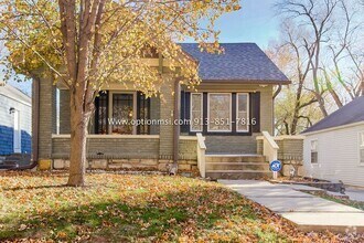 Building Photo - Charming, impeccably clean and maintained ...