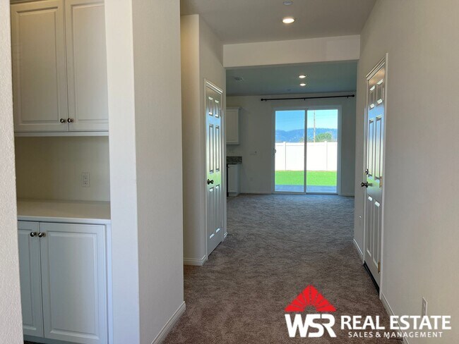 Building Photo - Stunning 6-Bedroom, 3-Bathroom Home for rent in a newer neighborhood