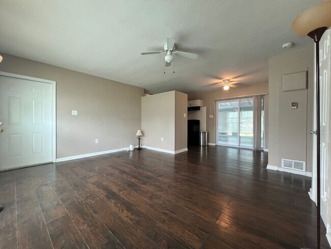 Building Photo - $1,350 ** Annual Lease ** 2 Bedroom / 1 Bath * Single Family ** Port Charlotte ** Canal
