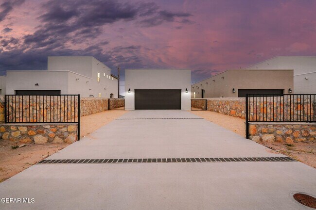 Building Photo - 14735 Pebble Hills Blvd