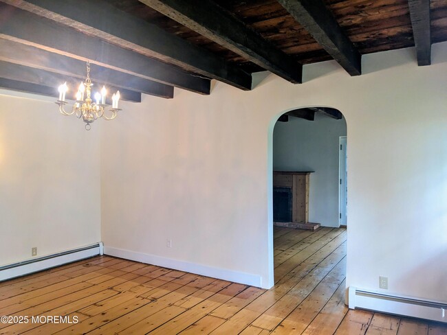 Building Photo - 16 E Larchmont Dr