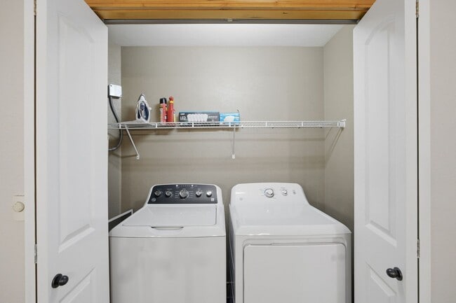 Building Photo - *PET FRIENDLY* 2 Bed 2 Bath Condo