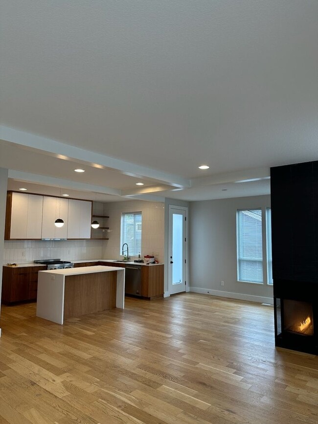 Building Photo - Urban Modern 5 Bedrooms, 3 1/2 Bathrooms, Three-Story Home in the heart of NE Portland!