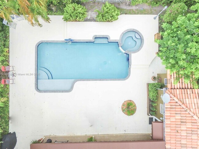 Building Photo - 1700 SW 14th Ave