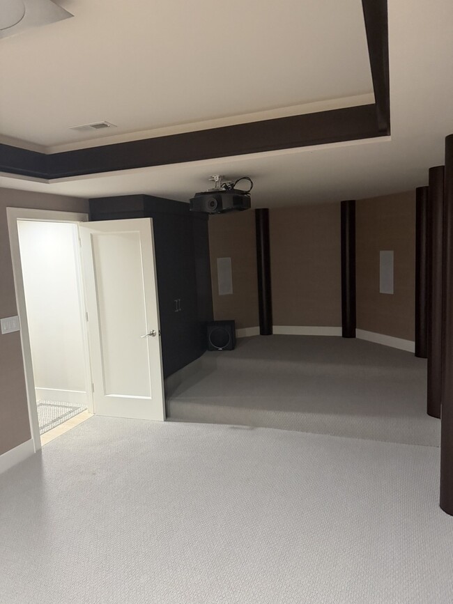 Building Photo - 525 Senon Dr