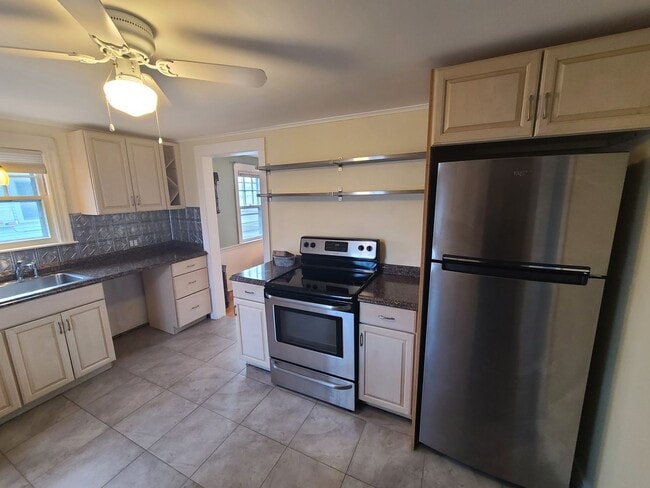 Building Photo - 2 Bedroom Single-Family Home