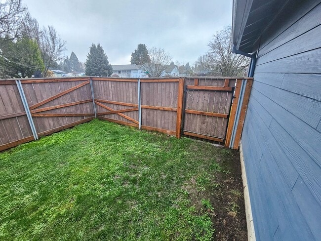 Building Photo - 599 Page Ct