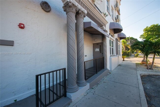 Building Photo - 501 SW 6th Ct