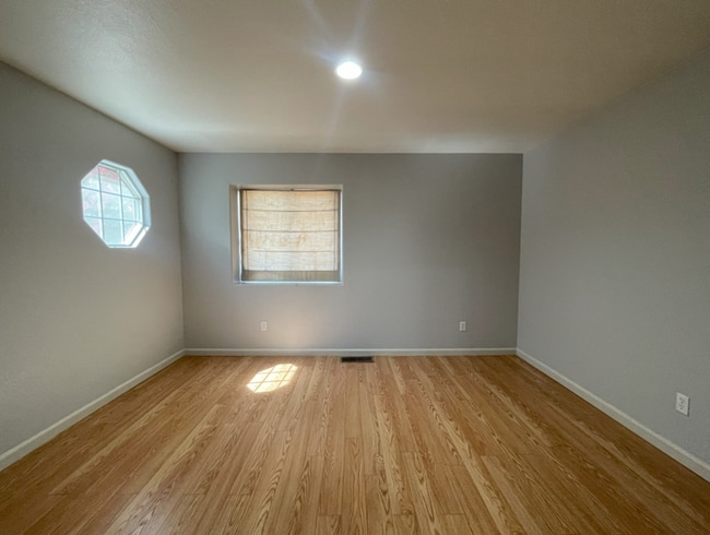 Building Photo - 1500 Scenic Dr
