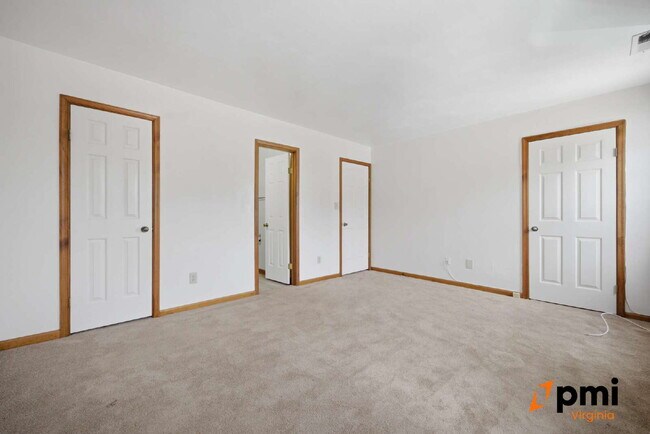 Building Photo - UPDATED 3 BEDROOM 2.5 BATH, FENCED YARD PETS ALLOWED