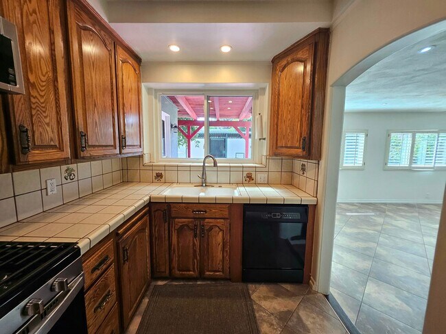 Building Photo - **Charming 3-Bedroom Home in Burbank Rancho**