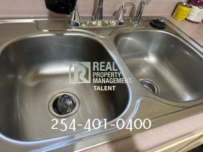 Building Photo - DEAL ALERT! Charming Vintage 3-bedroom, 1-...